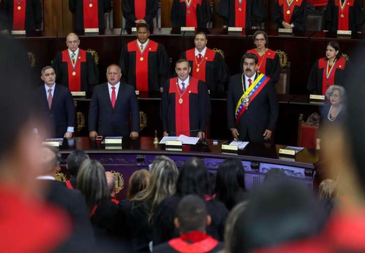 Nicolás Maduro hizo esta declaración en el Tribunal Supremo de Justicia donde los magistrados y representantes de otros poderes le brindaron su apoyo tras la autoproclamación como presidente del jefe del Parlamento, Juan Guaidó. EFE