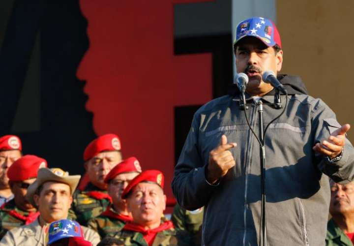 Fotografía cedida este lunes por la oficina de Prensa de Miraflores en la que se registró al gobernante de Venezuela, Nicolás Maduro (d), durante un acto de Gobierno con militares, en Maracay (Venezuela). EFE