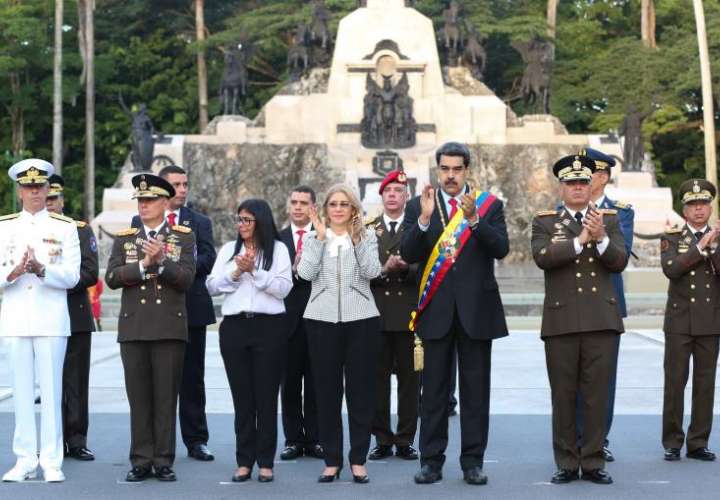En la imagen se observa al gobernante venezolano, Nicolás Maduro (3d), durante un acto con militares en conmemoración del 198º Aniversario de la Batalla de Carabobo y Día del Ejército este lunes, en Carabobo (Venezuela). EFE/Prensa Miraflores