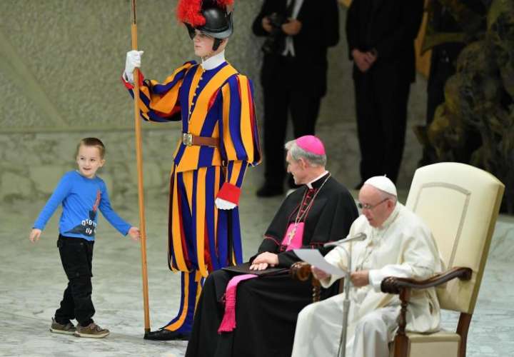 Un niño argentino de unos siete u ocho años accede al escenario del Aula Pablo VI mientras el papa Francisco (d) preside su audiencia general de los miércoles en el Vaticano. EFE