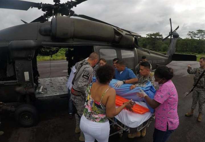 Fotografía cedida por la Armada de Colombia del rescate de indígenas heridos durante enfrentamientos entre ELN y el “Clan del Golfo” hoy, domingo 26 de agosto de 2018, Bahía Solano (Colombia). EFE/Cortesía Armada de Colombia