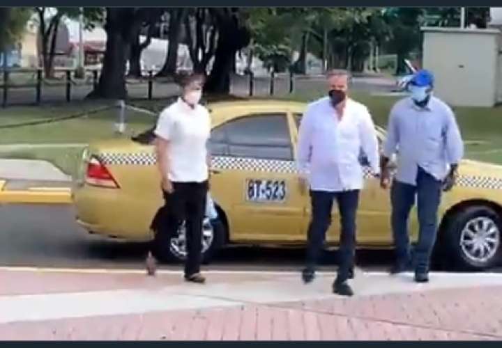"Nito" llegó en taxi a actos de 9 de Enero y prendió las redes (Video) 