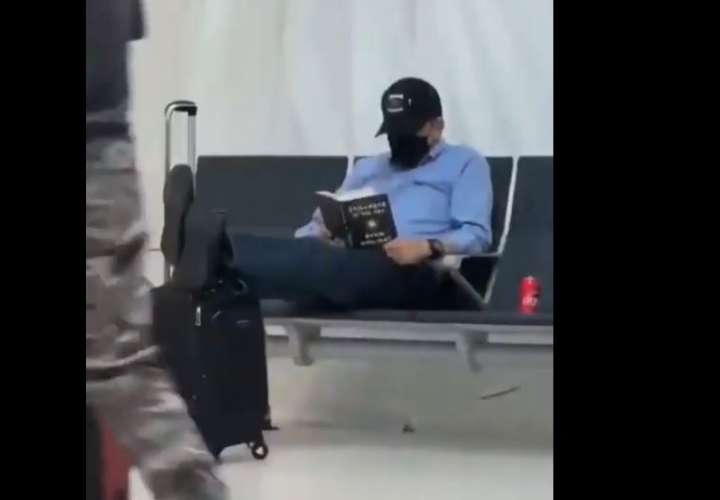 "Nito" de incógnito recorrió hasta los baños del aeropuerto de Tocumen (Video)