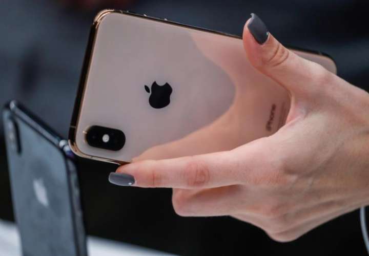 Una mujer prueba el nuevo iPhone XS. EFEArchivo