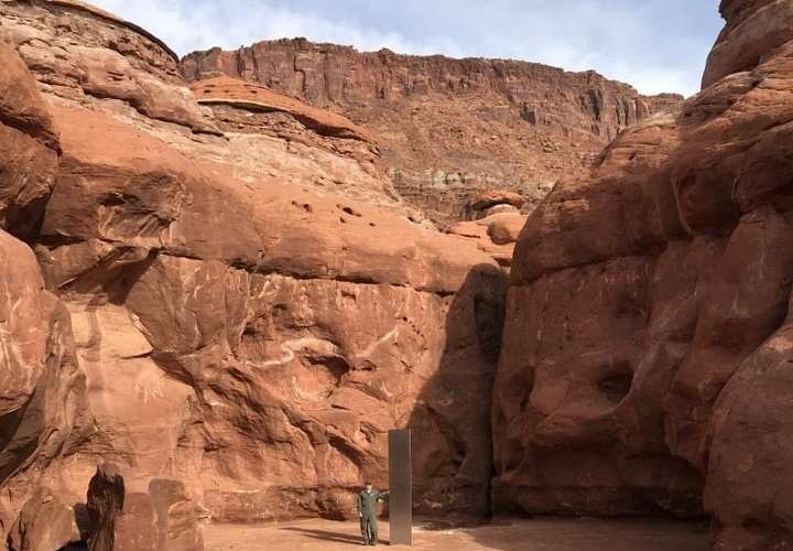 El pilar triangular brillante, que sobresale aproximadamente más de tres metros de las rocas rojas del sur del estado de Utah. Imagen: @MChannels 