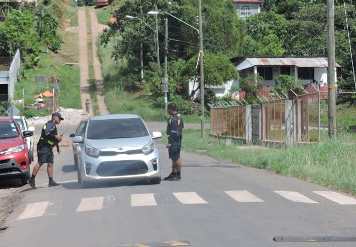 Unidades de la Policía Nacional mantienen vigilancia del área. Foto: Landro Ortiz 