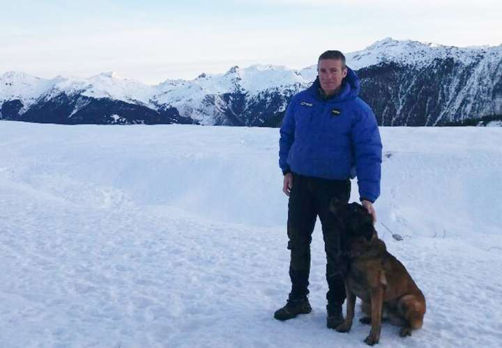 El oficial de órdenes de @Gendarmerie Raphael C. y su perro Gétro rescató a un niño de una avalancha. Foto:  @CCastaner  