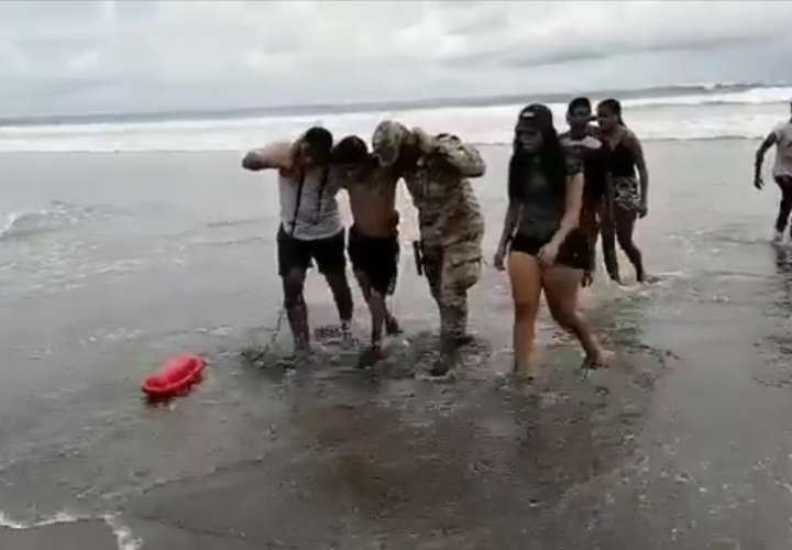Unidades del Senan que vigilaban la playa se dan cuenta de lo que ocurría y lo rescataron. 