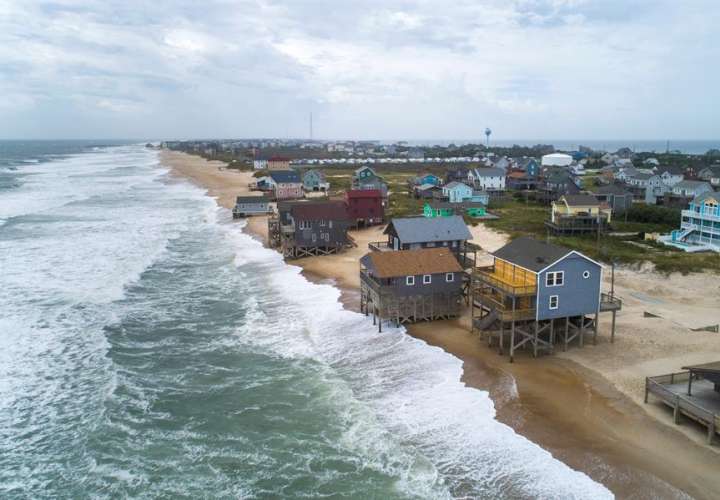 Una imagen hecha con un dron muestra olas que comienzan a elevarse desde el Océano Atlántico cuando el huracán Dorian se acerca a Rodanthe, Carolina del Norte, EE. UU., 05 de septiembre de 2019. EFE