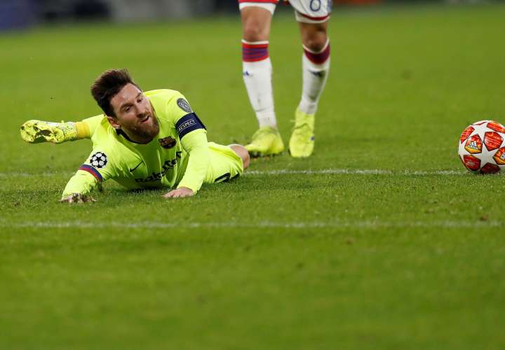  Lionel Messi del Barcelona en acción durante el partido por los octavos de final de la Liga de Campeones de la UEFA. /Foto: EFE