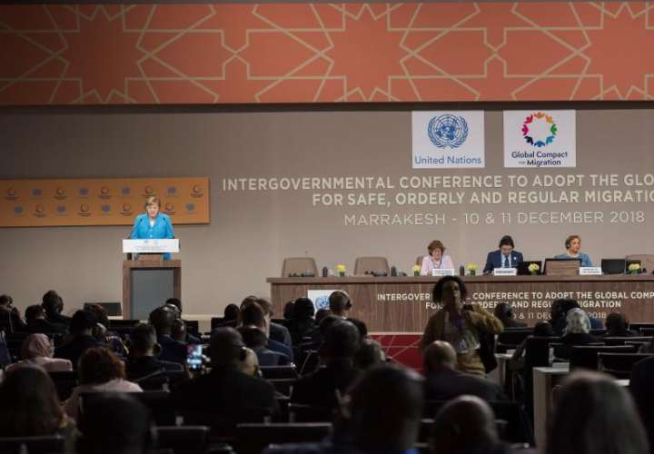 La canciller alemana, Angela Merkel (i), interviene en la conferencia intergubernamental de la ONU organizada en la ciudad marroquí de Marrakech. AP