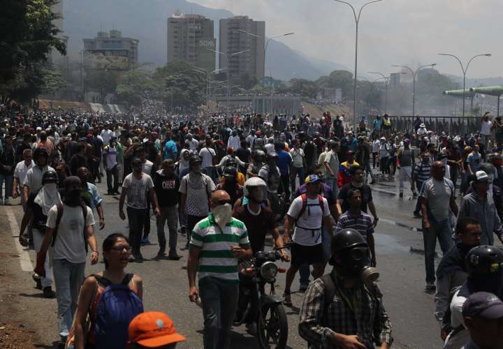  Juan Guaidó llama a un alzamiento militar para derrocar al gobierno de Maduro