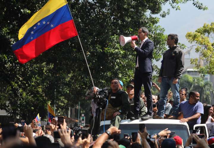  Juan Guaidó llama a un alzamiento militar para derrocar al gobierno de Maduro