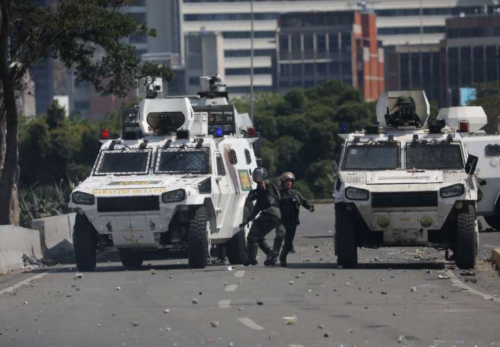Unos 24 militares y unos dirigentes de la oposición más extrema venezolana hicieron un llamado a golpe de Estado.