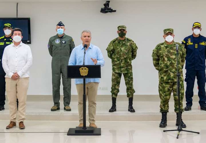 Mandatario, Iván Duque (c), habla junto al ministro de Defensa, Diego Molano (i), y los comandantes de las Fuerzas Militares y de Policía, hoy, en Cartagena (Colombia). EFE