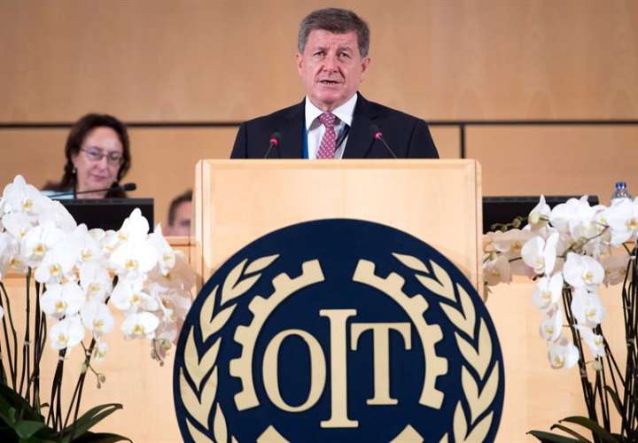 El director de la Organización Internacional del Trabajo (OIT), Guy Ryder, pronuncia su discurso durante la apertura de la conferencia anual de la OIT, que coincide con el centenario de su fundación, este lunes, en Ginebra, Suiza. EFE