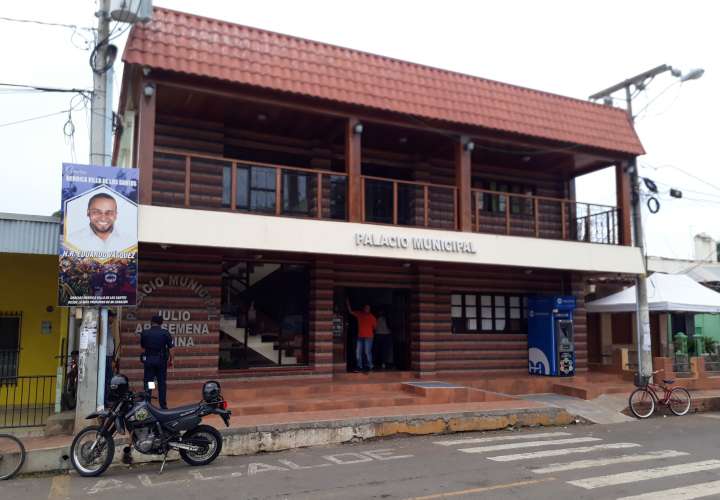 Vandalizan oficinas del municipio de La Villa