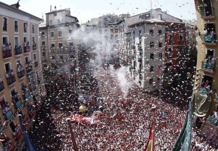 Imagen del año 2019 del lanzamiento del tradicional chupinazo con el que han dado comienzo las fiestas de San Fermín. EFE