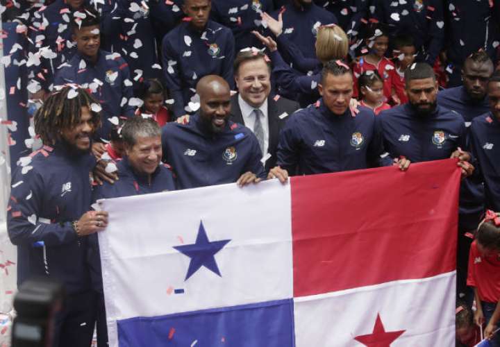Los jugadores de la Selección Mayor de Fútbol de Panamá durante la entrega de la bandera.