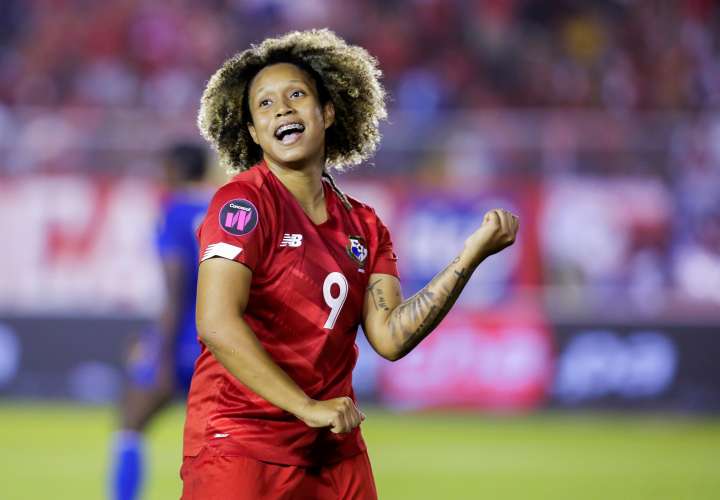 Karla Riley de Panamá celebra un gol. / EFE