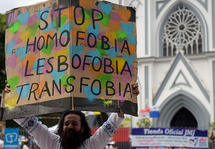 La comunidad LGBTI chantajea a los magistrados