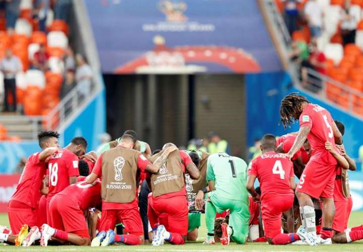 Los jugadores de la selección de Panamá se reúnen en el campo para darle gracias a Dios, luego de su última presentación en Rusia 2018. Foto EFE