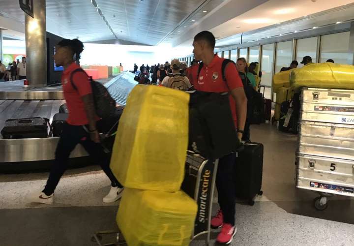 Jugadores panameños llegan a Houston, donde a las 6:10 de la tarde continuarán su viaje a Minneapolis, Minnesota.  Foto: Fepafut 