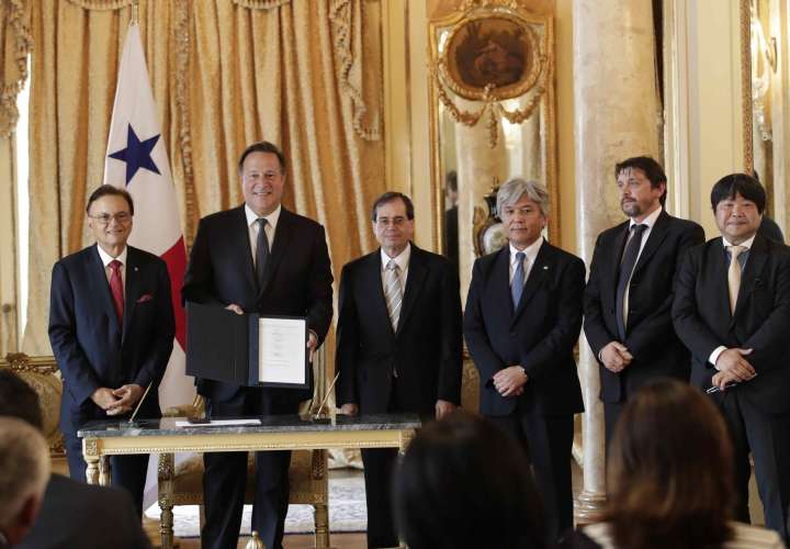 Panamá firma acuerdo para compra de equipo y flota de la Línea 3 