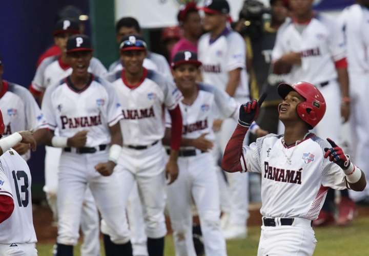 Carlos González (d) de Panamá celebra la victoria ante Japón, el viernes. Foto: EFE