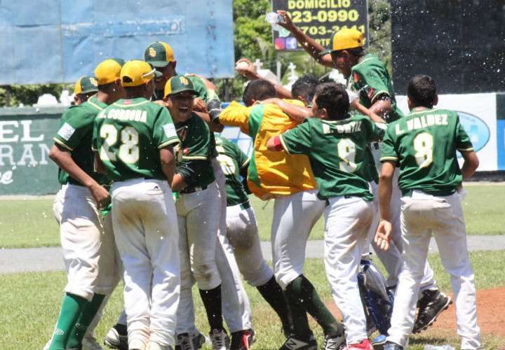 Jugadores de Panamá Oeste celebran la obtención del título. Foto: Fedebeis
