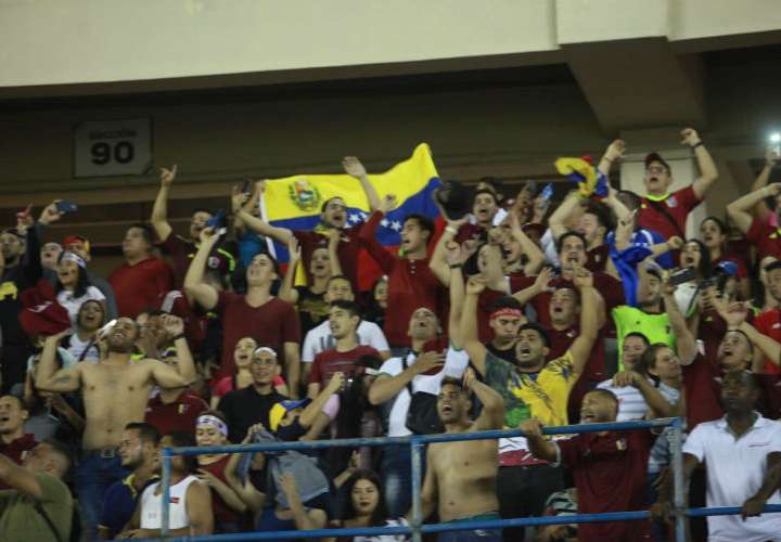 Una buena cantidad de aficionados se dio cita para presenciar el partido, en su mayoría venezolanos. Foto: Anayansi Gamez