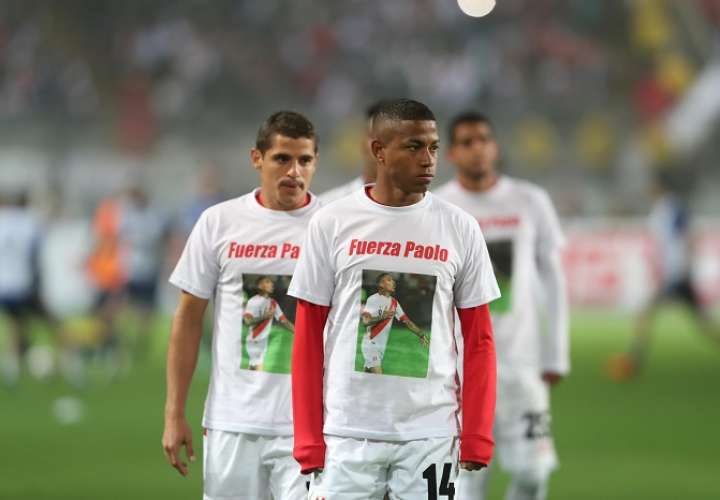 El delantero Andy Polo (adelante) y otros jugadores de la selección de Perú usan camisetas en apoyo a su compañero de equipo Paolo Guerrero./EFE