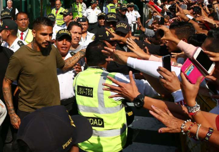 El capitán de la selección peruana de fútbol, Paolo Guerrero. Foto: EFE