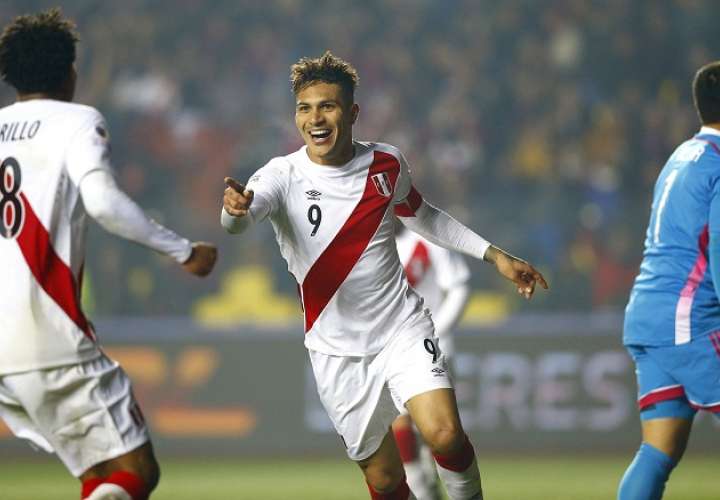 Paolo Guerrero Gonzales (centro) celebra con su compañero, delantero peruano André Carrillo. Foto: EFE