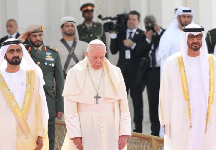 El papa Francisco (C) es recibido por el primer ministro de EAU y jeque del emirato de Dubái, Mohamed bin Rashid al Maktum (izq), y el príncipe heredero de Abu Dabi, Mohamed bin Zayed al Nahyan (dcha), a su llegada al Palacio Presidencial en Abu Dabi. EFE