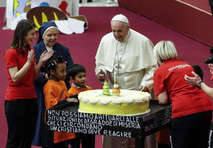 El papa Francisco recibió este domingo una tarta por su 82 cumpleaños, durante una audiencia con niños de un dispensario pediátrico en el Vaticano. EFE