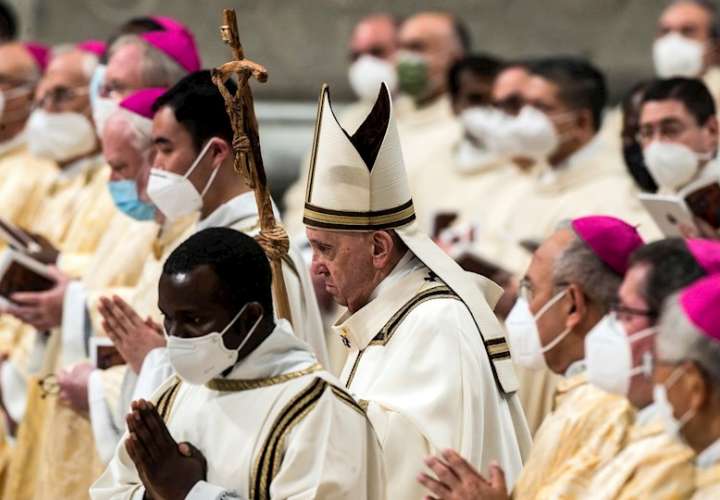 El papa Francisco durante la misa por la Solemnidad de la Epifanía, que ha oficiado en la Basílica de San Pedro, en el Vaticano. EFE