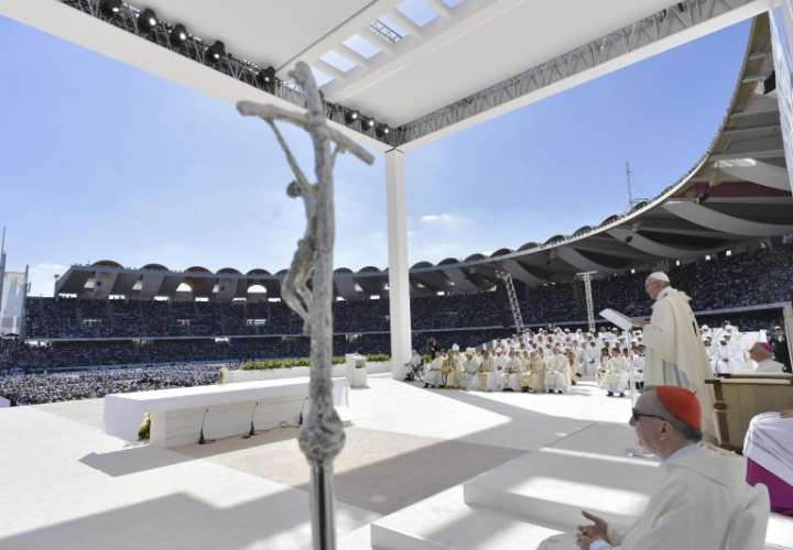 El papa Francisco oficia, este martes, una misa multitudinaria en la ciudad deportiva Zayed en Abu Dabi (Emiratos Árabes Unidos). EFE/ Prensa del Vaticano