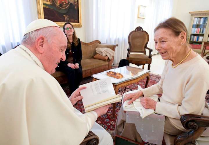 El papa Francisco (i) recibe en el Vaticano a la poetisa hebrea de origen húngaro y sobreviviente del Holocausto Edith Bruck. EFE
