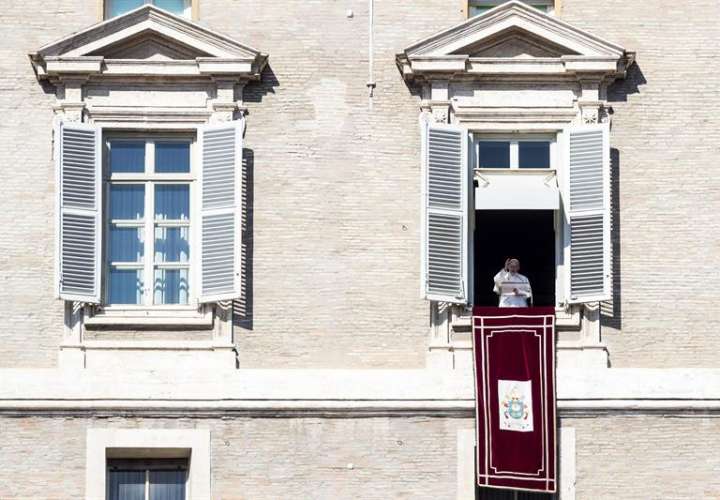 El Papa Francisco celebra el tradicional Domingo, oración de los fieles en la Plaza de San Pedro desde una ventana de sus habitaciones en el Palacio Apostólico, en la Ciudad del Vaticano, 17 de febrero de 2019. EFE