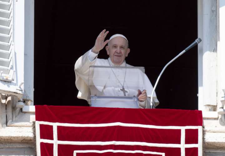 El papa Francisco saluda a los fieles congregados este domingo en la Plaza de San Pedro, en el Vaticano, para el rezo del Ángelus. EFE