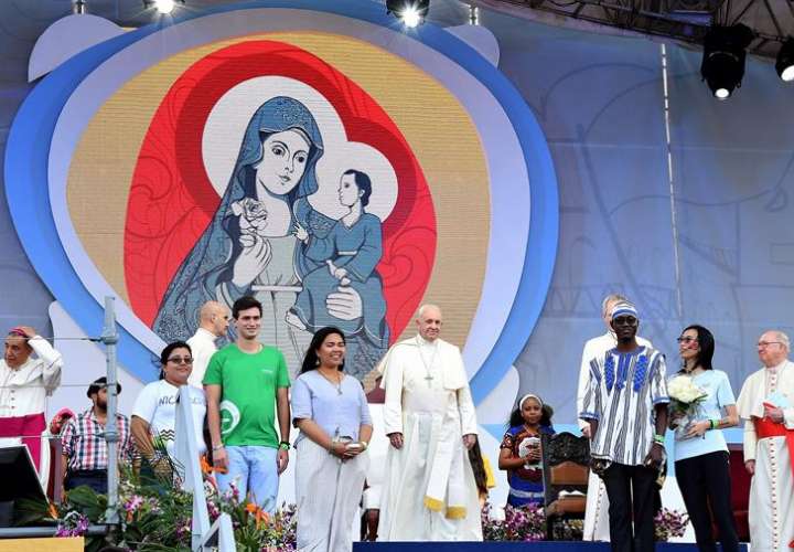 El papa Francisco participa en la ceremonia de acogida de la Jornada Mundial de la Juventud (JMJ) que se celebra este jueves en el campo Santa María La Antigua, en Ciudad de Panamá (Panamá). EFE