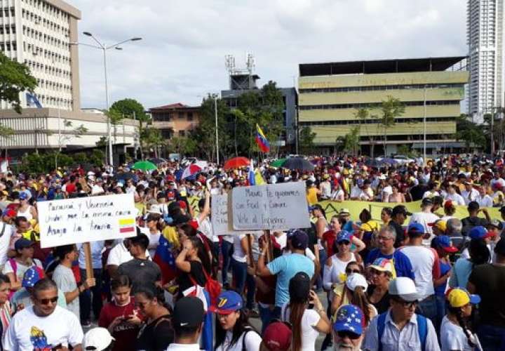 Venezolanos en Panamá se  manifiestan por la "libertad" y en apoyo a Guaidó