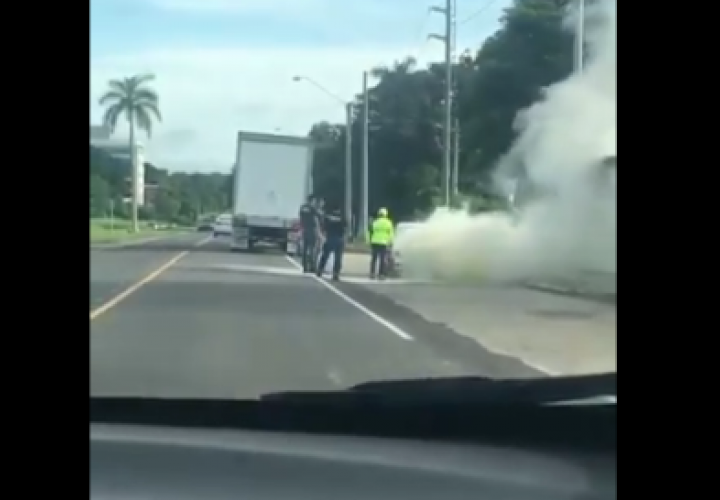 Fuego arrasa con dos autos