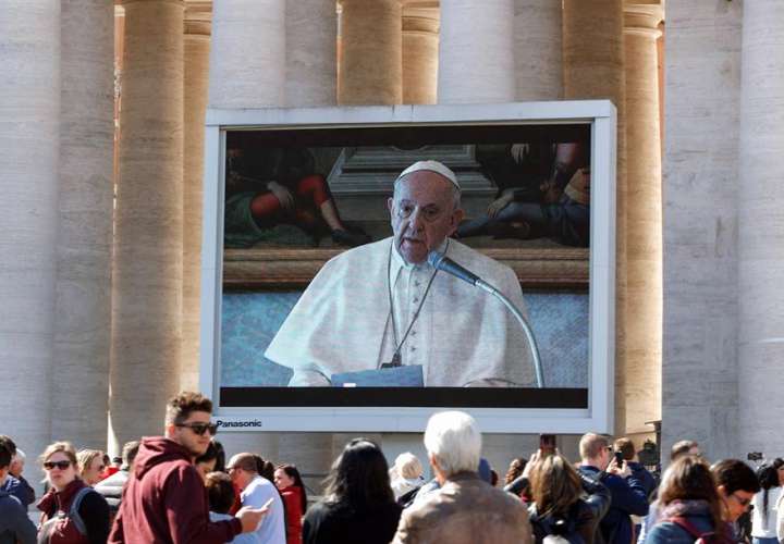 Papa reza el ángelus en "streaming" en una plaza con poca cantidad de personas