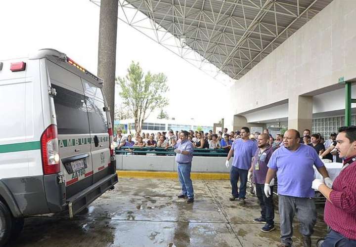 paramédicos, en espera de lesionados por el accidente aéreo, en las afueras de un hospital en la ciudad de Durango (México). EFEPeriódico Victoria de DurangoSOLO USO EDITORIAL
