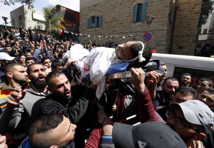 Palestinos llevan el cuerpo del joven de 17 años Sajed Mizher antes de su funeral este miércoles en la ciudad cisjordana de Belén. EFE