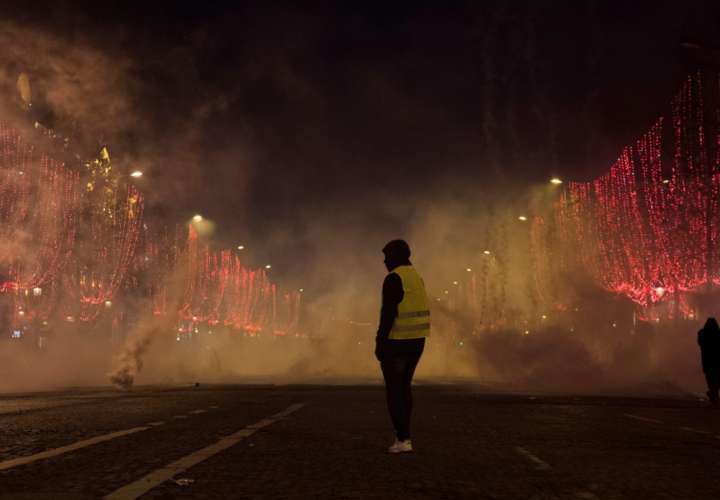 Policía de Francia detiene a unos 1.400 "chalecos amarillos" en protestas