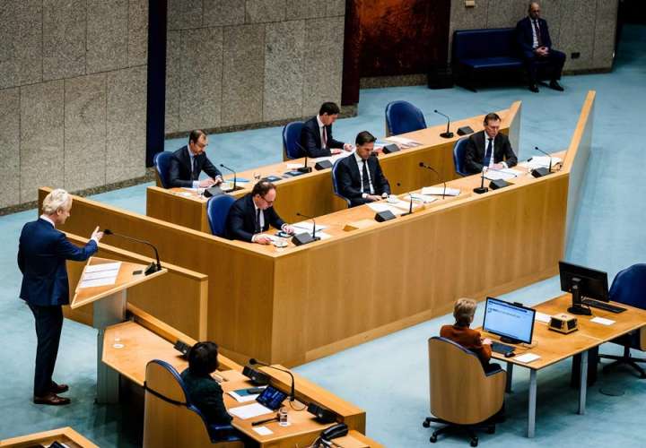 Se desmaya ministro holandés en pleno debate en Parlamento sobre coronavirus
