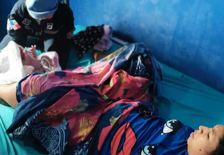 Mujer da a luz en Barraza con la ayuda de policías [Video]